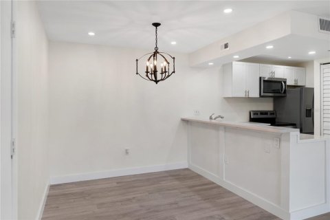 Condo in Sarasota, Florida, 2 bedrooms № 2200304 - photo 3