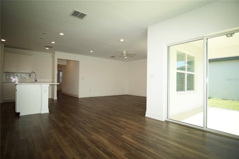 House in SUMMERS CAY in Thonotosassa, Florida 3 bedrooms, 153.29 sq.m. № 1760118 - photo 9