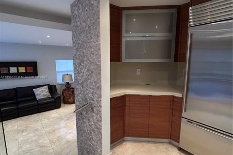 House in Doral, Florida 4 bedrooms, 223.06 sq.m. № 1954317 - photo 19