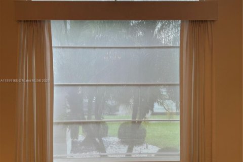 House in Doral, Florida 4 bedrooms, 223.06 sq.m. № 1954317 - photo 12