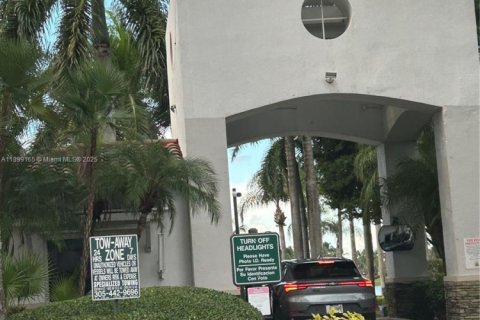 House in Doral, Florida 4 bedrooms, 223.06 sq.m. № 1954317 - photo 5