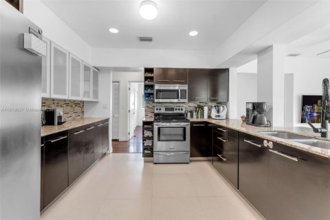Villa ou maison à vendre à Miami, Floride: 4 chambres, 193.79 m2 № 1775811 - photo 10