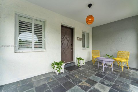 Villa ou maison à vendre à Miami, Floride: 4 chambres, 193.79 m2 № 1775811 - photo 3