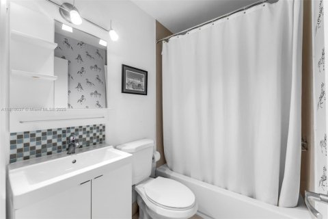 Villa ou maison à vendre à Miami, Floride: 4 chambres, 193.79 m2 № 1775811 - photo 19