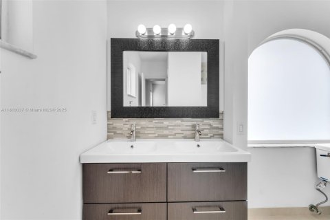 Villa ou maison à vendre à Miami, Floride: 4 chambres, 193.79 m2 № 1775811 - photo 16