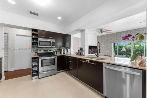 Villa ou maison à vendre à Miami, Floride: 4 chambres, 193.79 m2 № 1775811 - photo 11