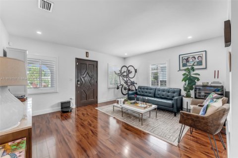 Villa ou maison à vendre à Miami, Floride: 4 chambres, 193.79 m2 № 1775811 - photo 5
