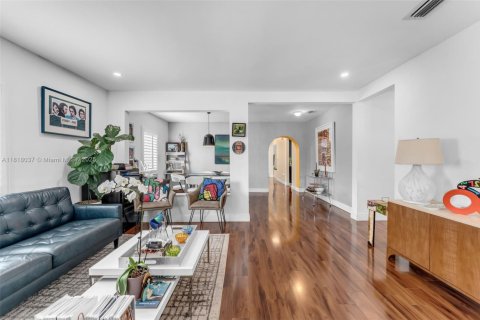 Villa ou maison à vendre à Miami, Floride: 4 chambres, 193.79 m2 № 1775811 - photo 4