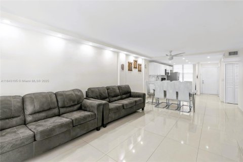 Condo in Lauderdale Lakes, Florida, 2 bedrooms  № 1836170 - photo 4