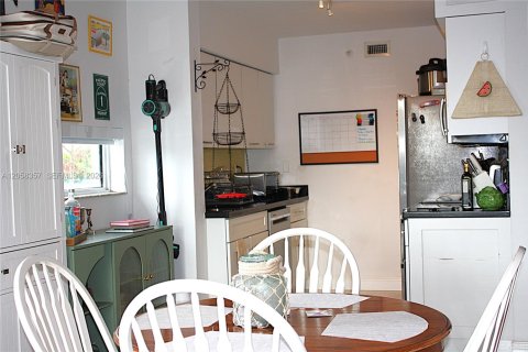 Condo in Miami Beach, Florida, 1 bedroom № 2254080 - photo 14