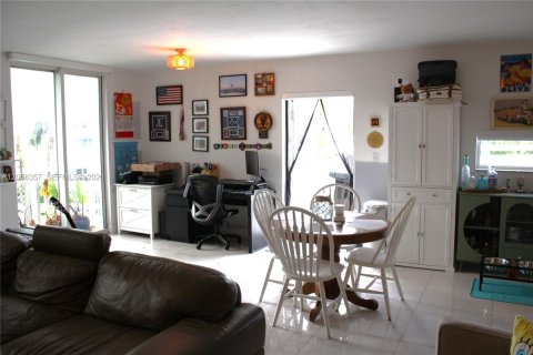 Condo in Miami Beach, Florida, 1 bedroom № 2254080 - photo 16