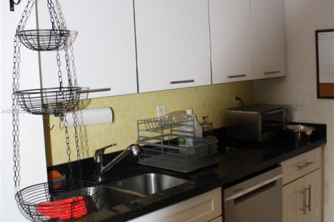 Condo in Miami Beach, Florida, 1 bedroom № 2254080 - photo 12