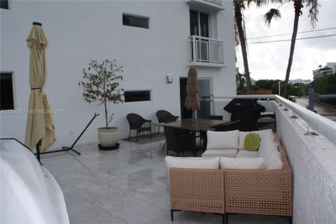 Condo in Miami Beach, Florida, 1 bedroom № 2254080 - photo 3