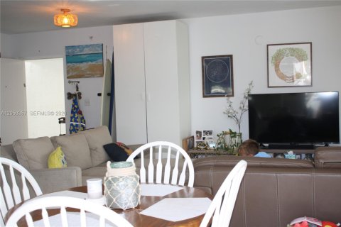 Condo in Miami Beach, Florida, 1 bedroom № 2254080 - photo 17