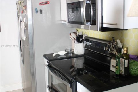 Condo in Miami Beach, Florida, 1 bedroom № 2254080 - photo 13