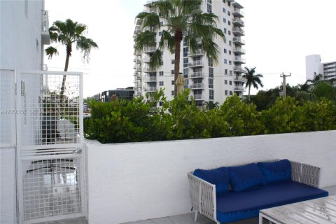 Condo in Miami Beach, Florida, 1 bedroom № 2254080 - photo 27