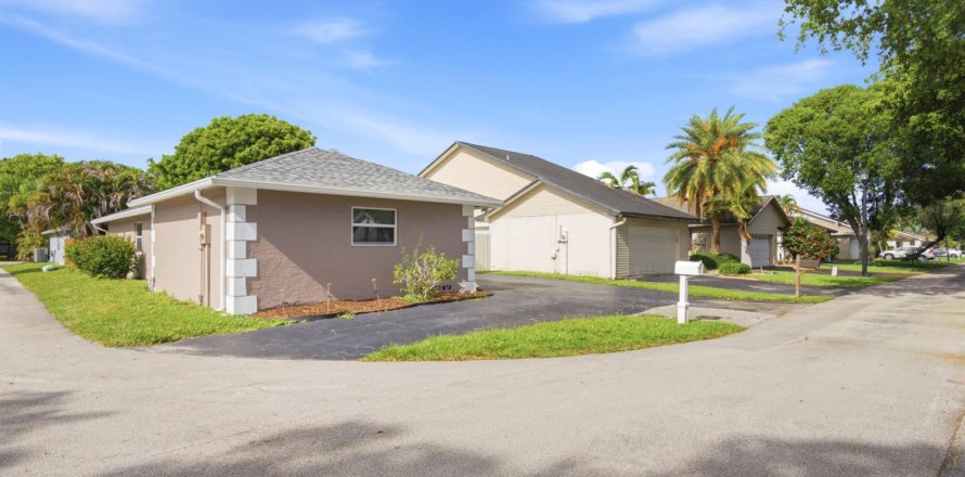 Casa en Davie, Florida 3 dormitorios, 110.65 m2 № 2190386