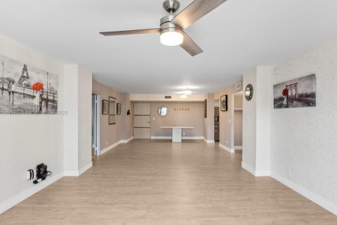 Купить кондоминиум в Холливуд, Флорида 2 спальни, 119.57м2, № 1930690 - фото 10