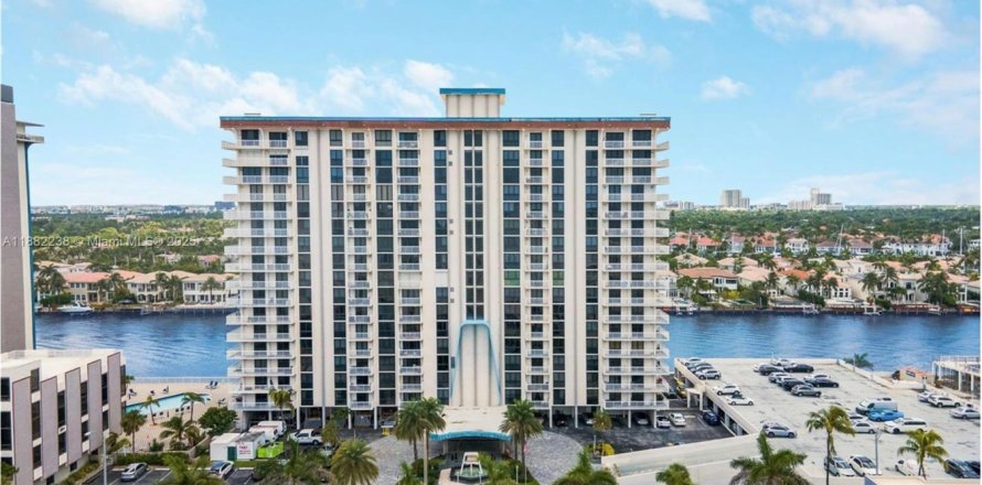 Кондоминиум с 2 спальнями в Холливуд, Флорида № 1930690