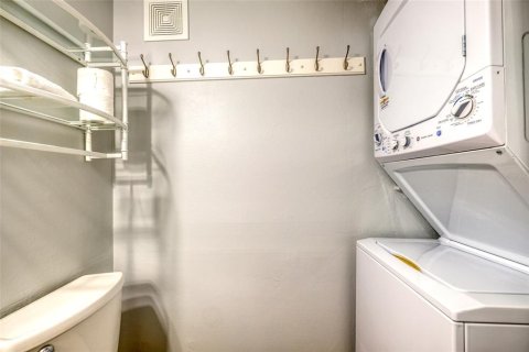 Condo in Madeira Beach, Florida, 1 bedroom  № 1554284 - photo 15