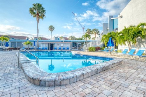 Condo in Madeira Beach, Florida, 1 bedroom  № 1554284 - photo 23