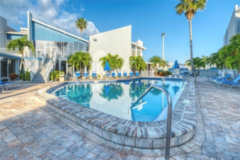 Condo in Madeira Beach, Florida, 1 bedroom  № 1554284 - photo 24