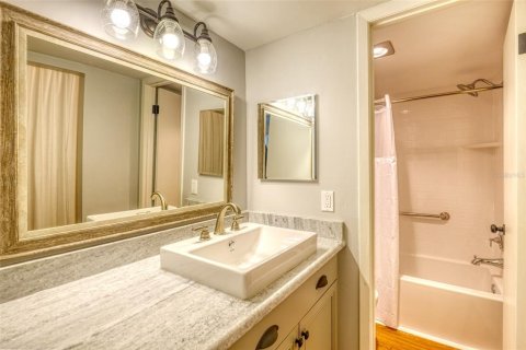 Condo in Madeira Beach, Florida, 1 bedroom  № 1554284 - photo 16