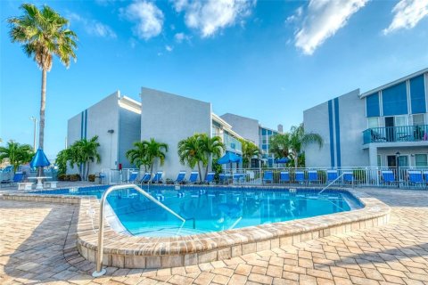 Condo in Madeira Beach, Florida, 1 bedroom  № 1554284 - photo 25