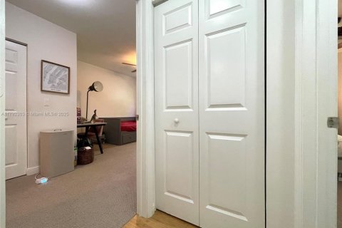 Condo in Coral Gables, Florida, 2 bedrooms  № 1656175 - photo 15