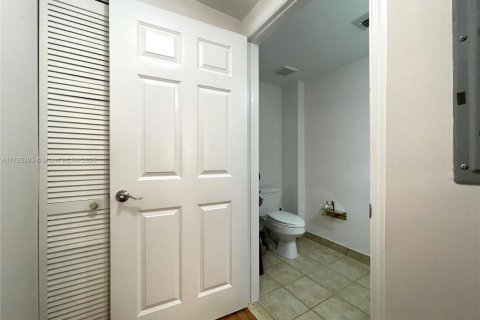 Condo in Coral Gables, Florida, 2 bedrooms  № 1656175 - photo 21