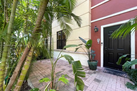 Condo in Coral Gables, Florida, 2 bedrooms  № 1656175 - photo 1