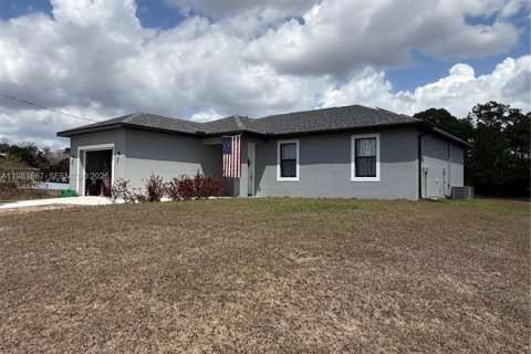 House in LaBelle, Florida 3 bedrooms, 120.03 sq.m. № 2048159 - photo 3