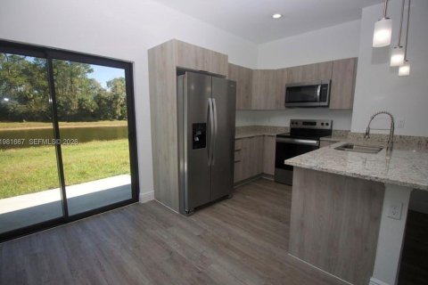 House in LaBelle, Florida 3 bedrooms, 120.03 sq.m. № 2048159 - photo 11