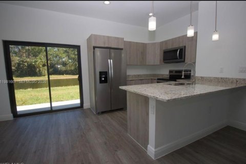 House in LaBelle, Florida 3 bedrooms, 120.03 sq.m. № 2048159 - photo 6