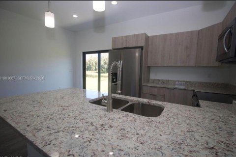 House in LaBelle, Florida 3 bedrooms, 120.03 sq.m. № 2048159 - photo 8