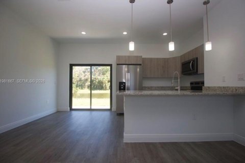 House in LaBelle, Florida 3 bedrooms, 120.03 sq.m. № 2048159 - photo 5