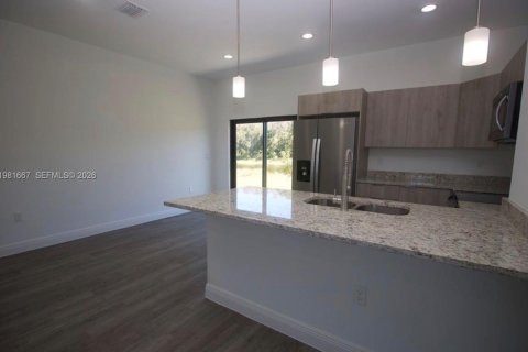 House in LaBelle, Florida 3 bedrooms, 120.03 sq.m. № 2048159 - photo 9