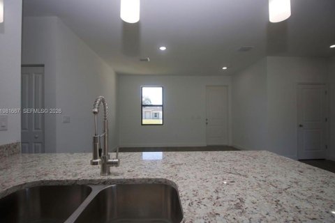 House in LaBelle, Florida 3 bedrooms, 120.03 sq.m. № 2048159 - photo 13