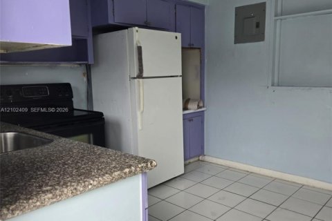 Apartment in North Miami, Florida 2 bedrooms № 2407624 - photo 3