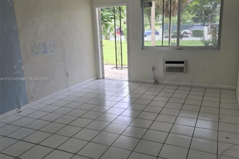 Apartment in North Miami, Florida 2 bedrooms № 2407624 - photo 2