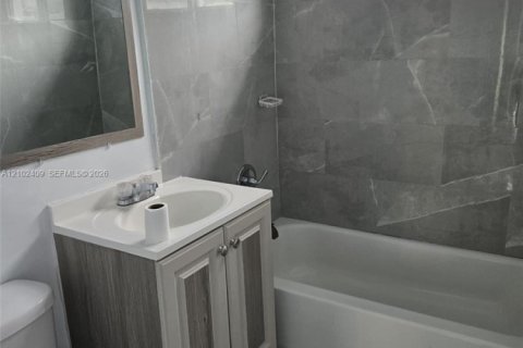 Apartment in North Miami, Florida 2 bedrooms № 2407624 - photo 7