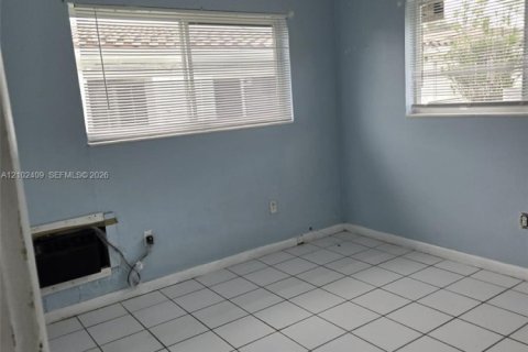 Apartment in North Miami, Florida 2 bedrooms № 2407624 - photo 5