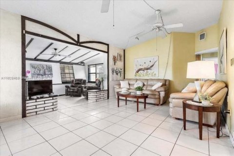 Villa ou maison à vendre à North Miami Beach, Floride: 4 chambres, 92.53 m2 № 1799250 - photo 2
