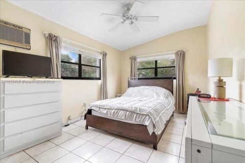 Villa ou maison à vendre à North Miami Beach, Floride: 4 chambres, 92.53 m2 № 1799250 - photo 7