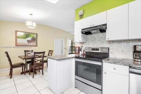 Villa ou maison à vendre à North Miami Beach, Floride: 4 chambres, 92.53 m2 № 1799250 - photo 3