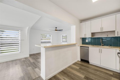 Casa en venta en Miami, Florida, 3 dormitorios, 127 m2 № 1806043 - foto 16