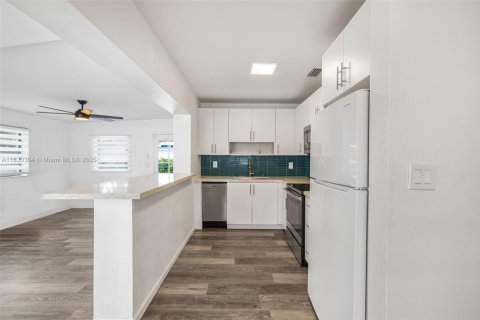 Casa en venta en Miami, Florida, 3 dormitorios, 127 m2 № 1806043 - foto 18