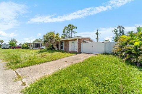 House in North Port, Florida 3 bedrooms, 79.06 sq.m. № 1870395 - photo 2