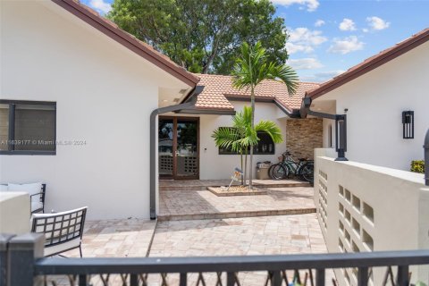 House in Oakland Park, Florida 3 bedrooms, 212.1 sq.m. № 1731789 - photo 6