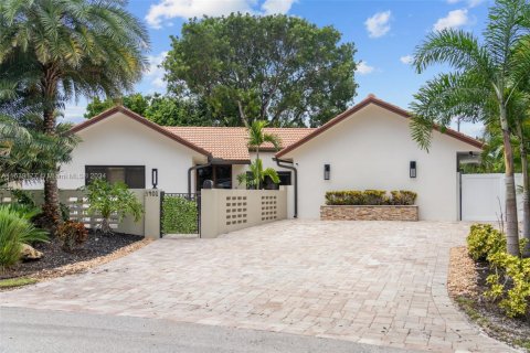 House in Oakland Park, Florida 3 bedrooms, 212.1 sq.m. № 1731789 - photo 3